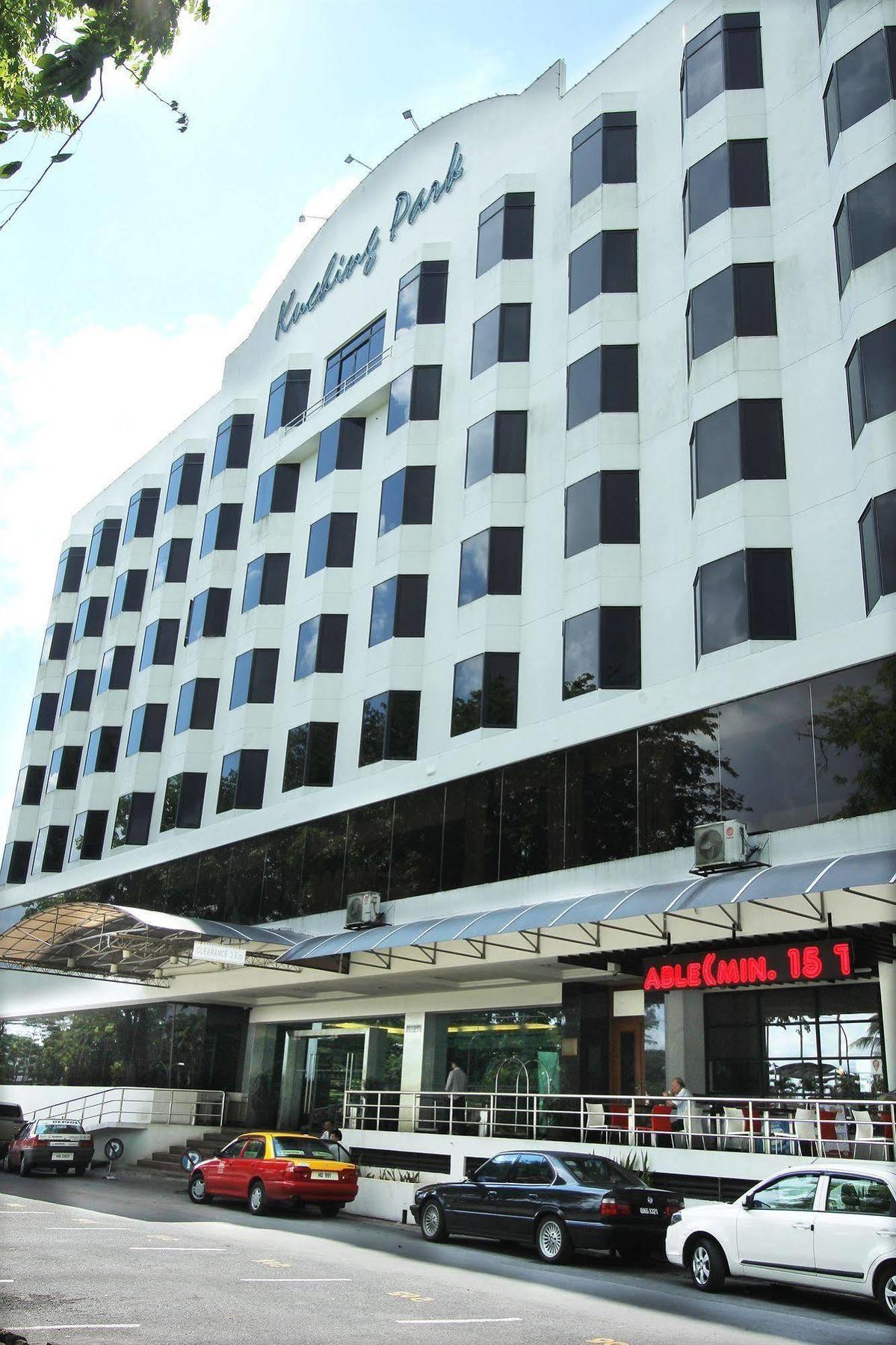 Kuching Park Hotel Bagian luar foto