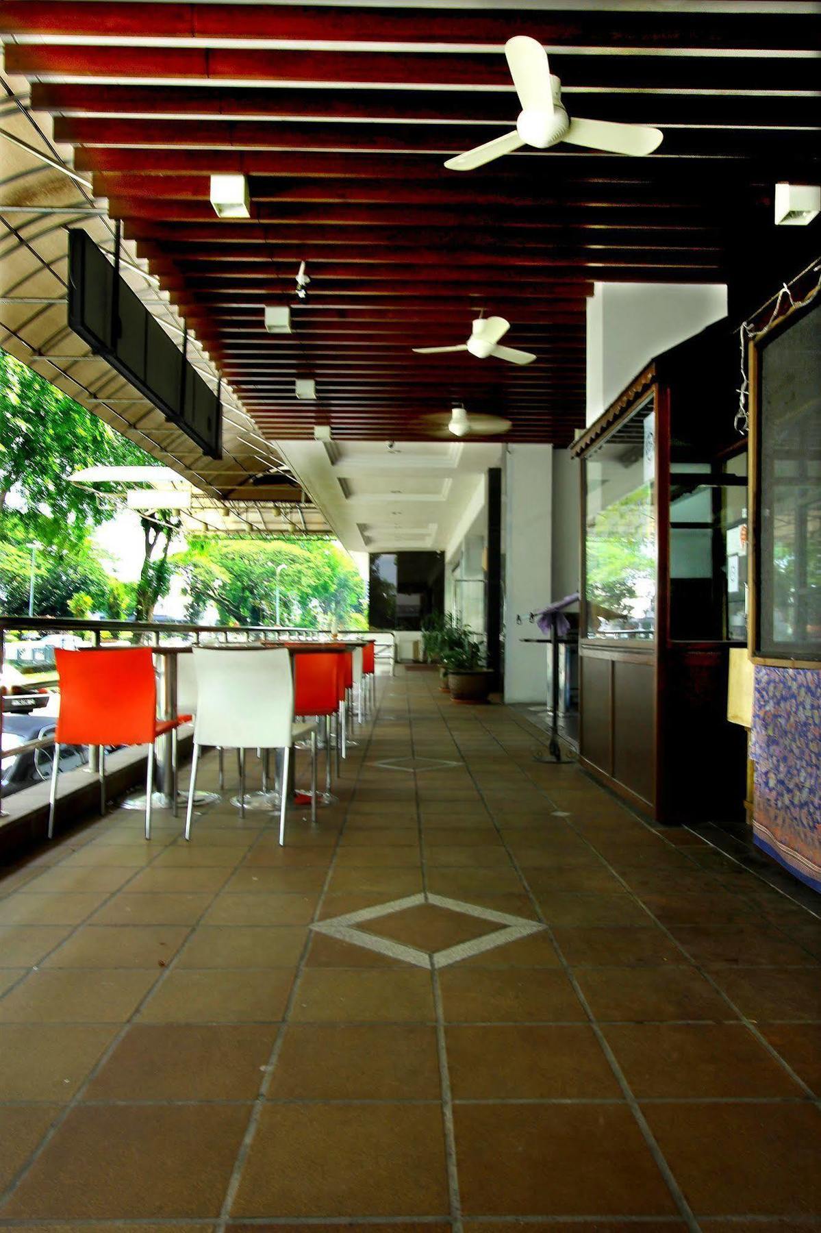 Kuching Park Hotel Bagian luar foto